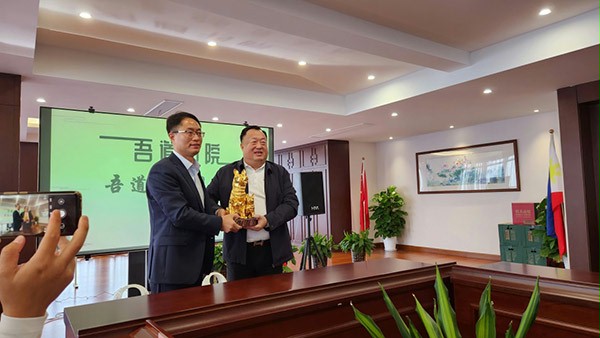 蘇商會贈李興華董事長導師禮 蘇商會贈李興華董事長導師禮
