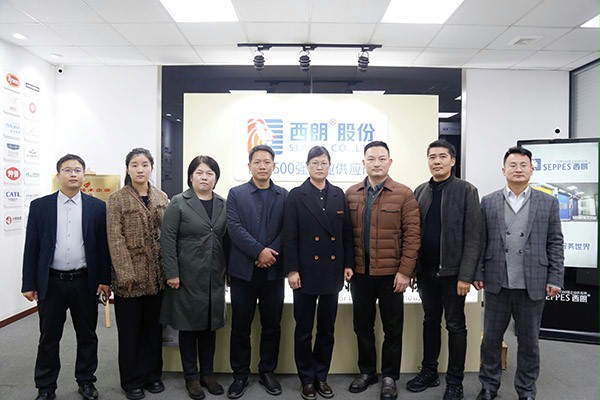 眾人在蘇州香蕉三级视频門業合影留戀